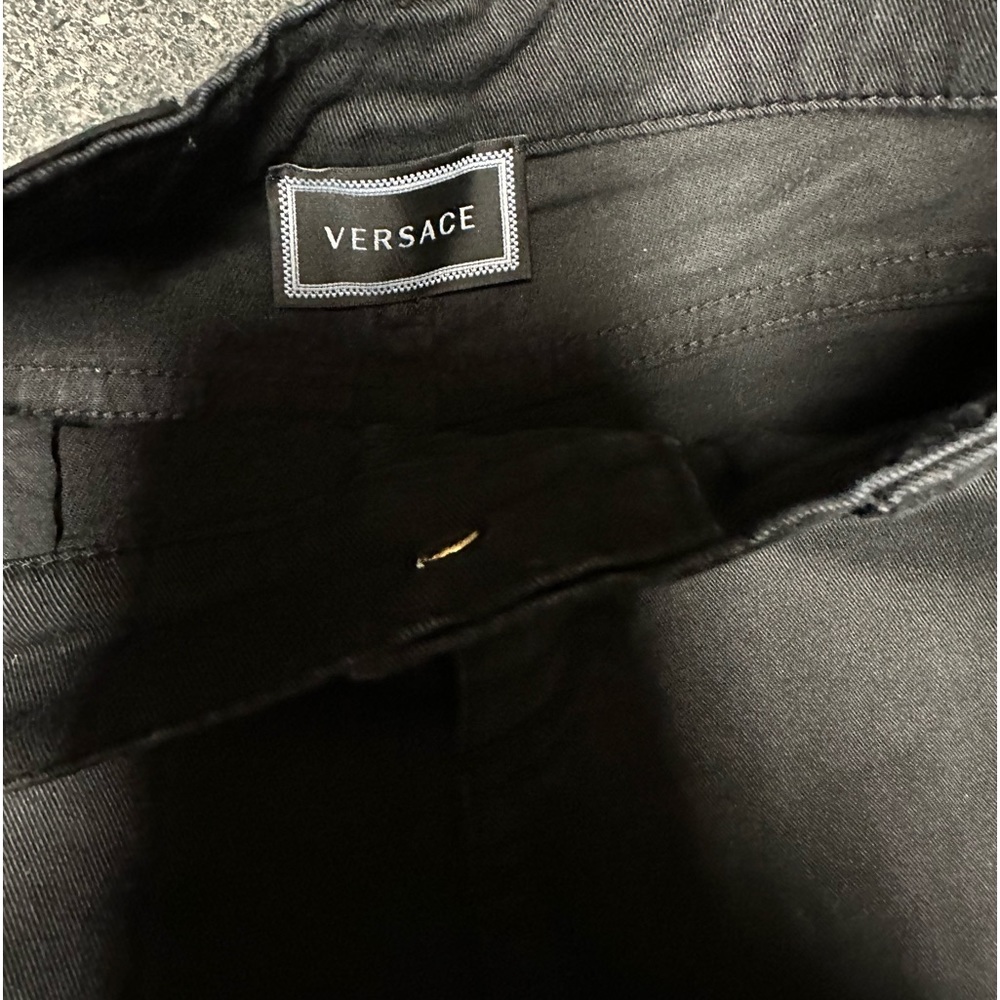 Can you repeat after me ? “Versace” Yes, that’s right !